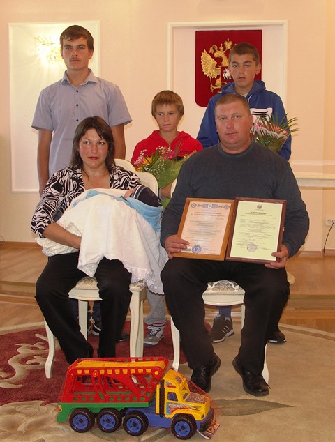 В Хакасии юбилейный 34000-й сертификат на материнский (семейный) капитал получила многодетная семья из Таштыпского района