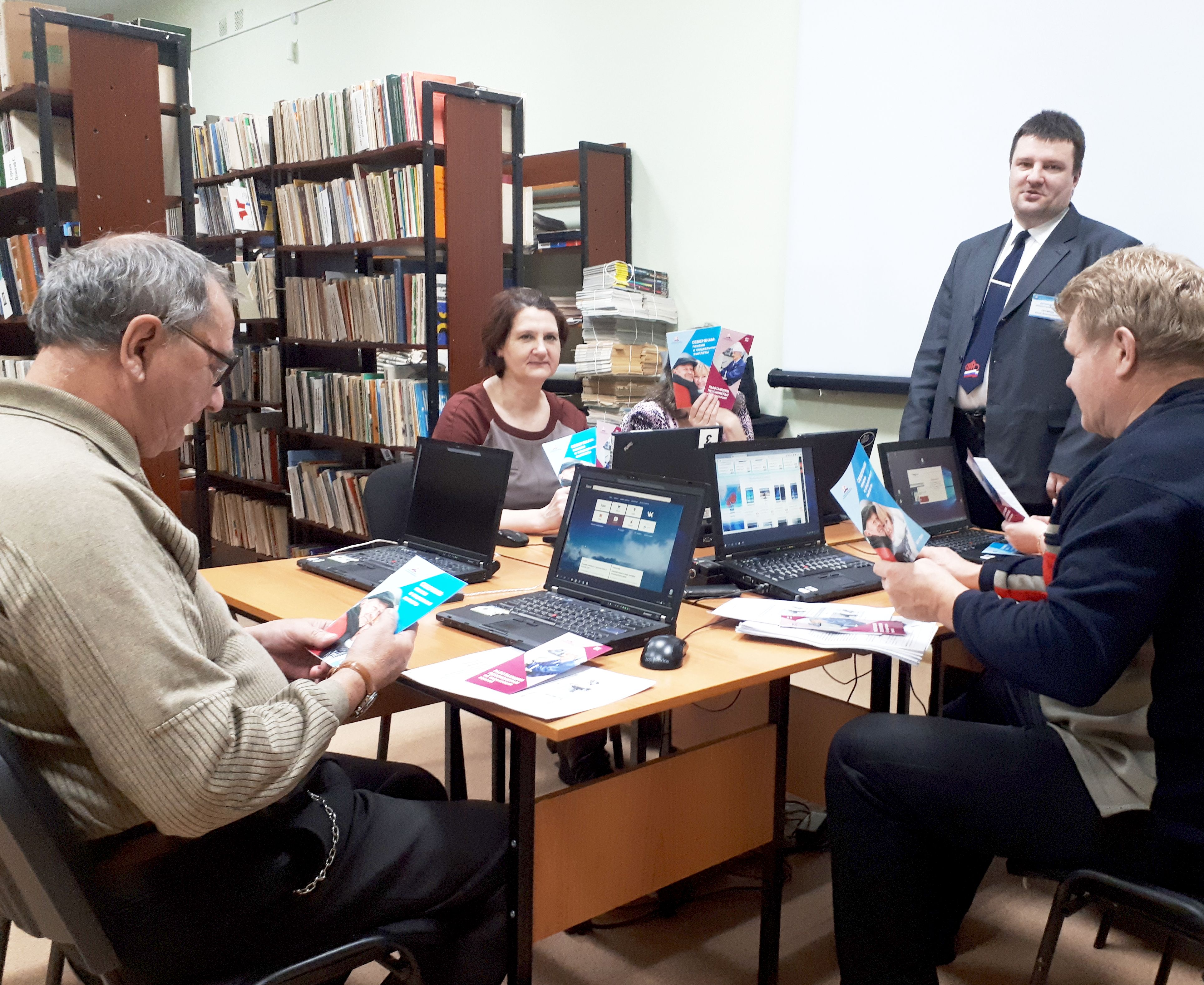 В городах и районах продолжаются уроки компьютерной грамотности для пожилых людей