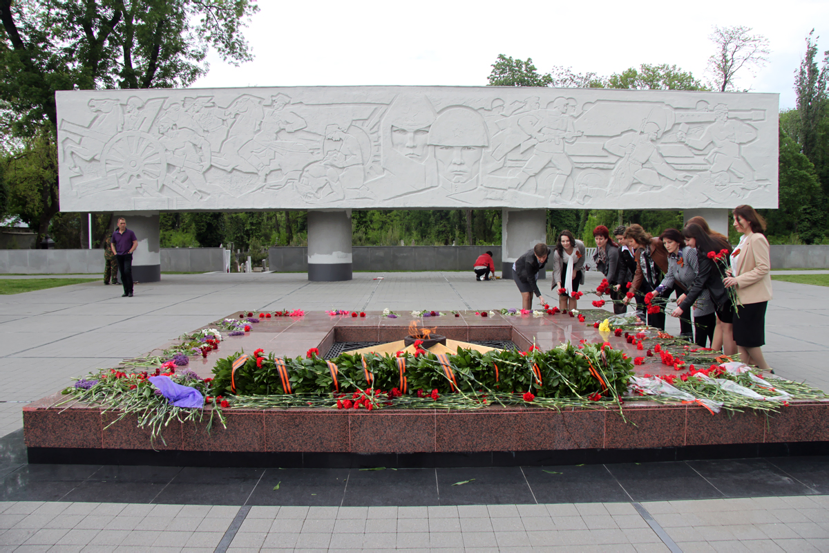 Накануне Дня Победы сотрудники Отделения ПФР по Краснодарскому краю возложили цветы к Вечному огню