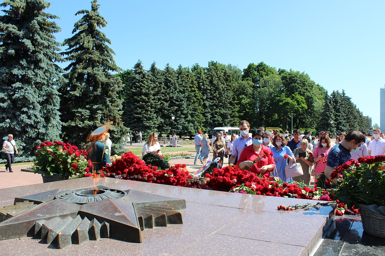 День памяти и скорби. День памяти и почестей. Возложение цветов в Курске 9 мая 2023 года. День памяти и скорби Саранск.