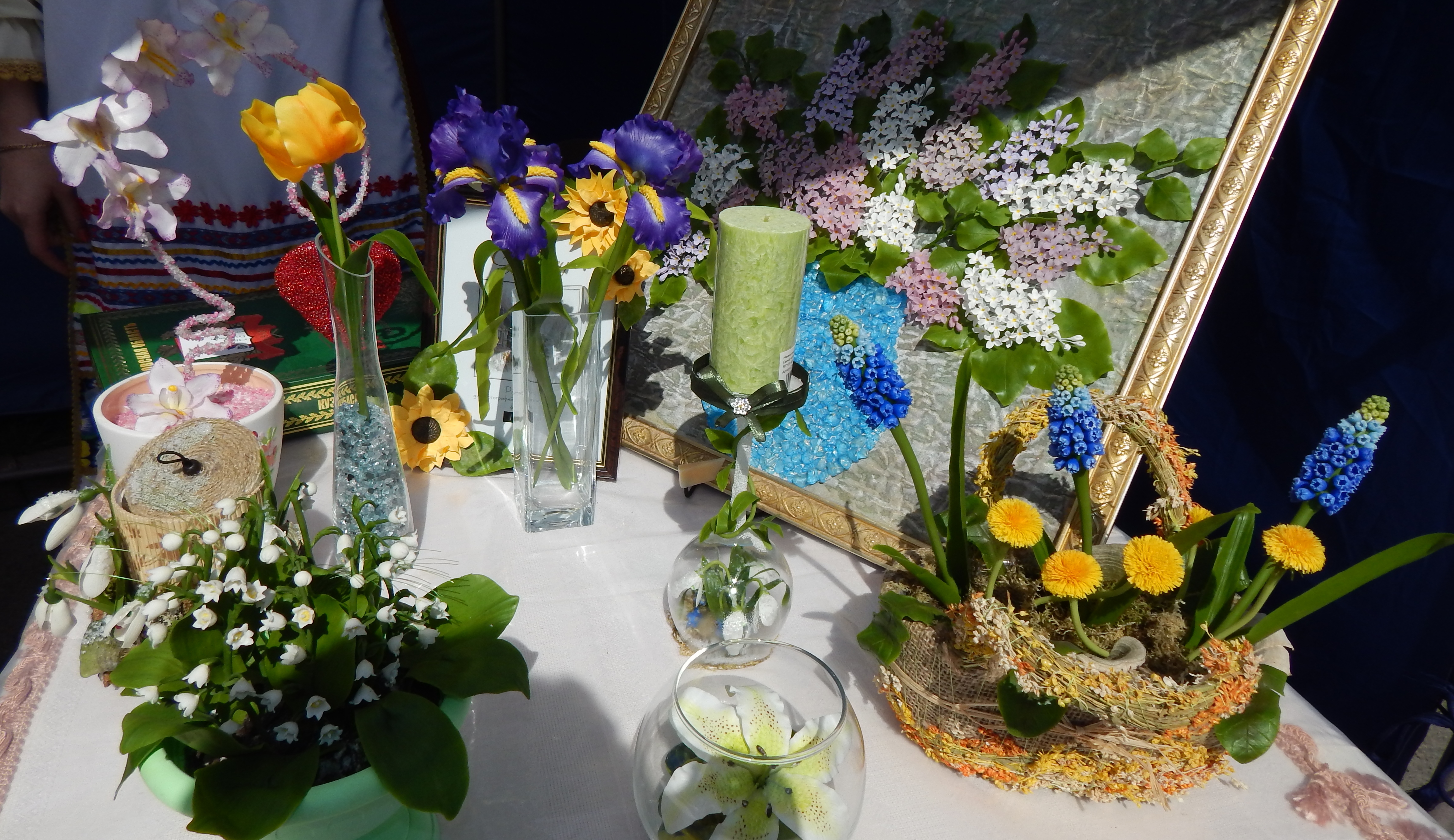 В ее руках цветы распускаются