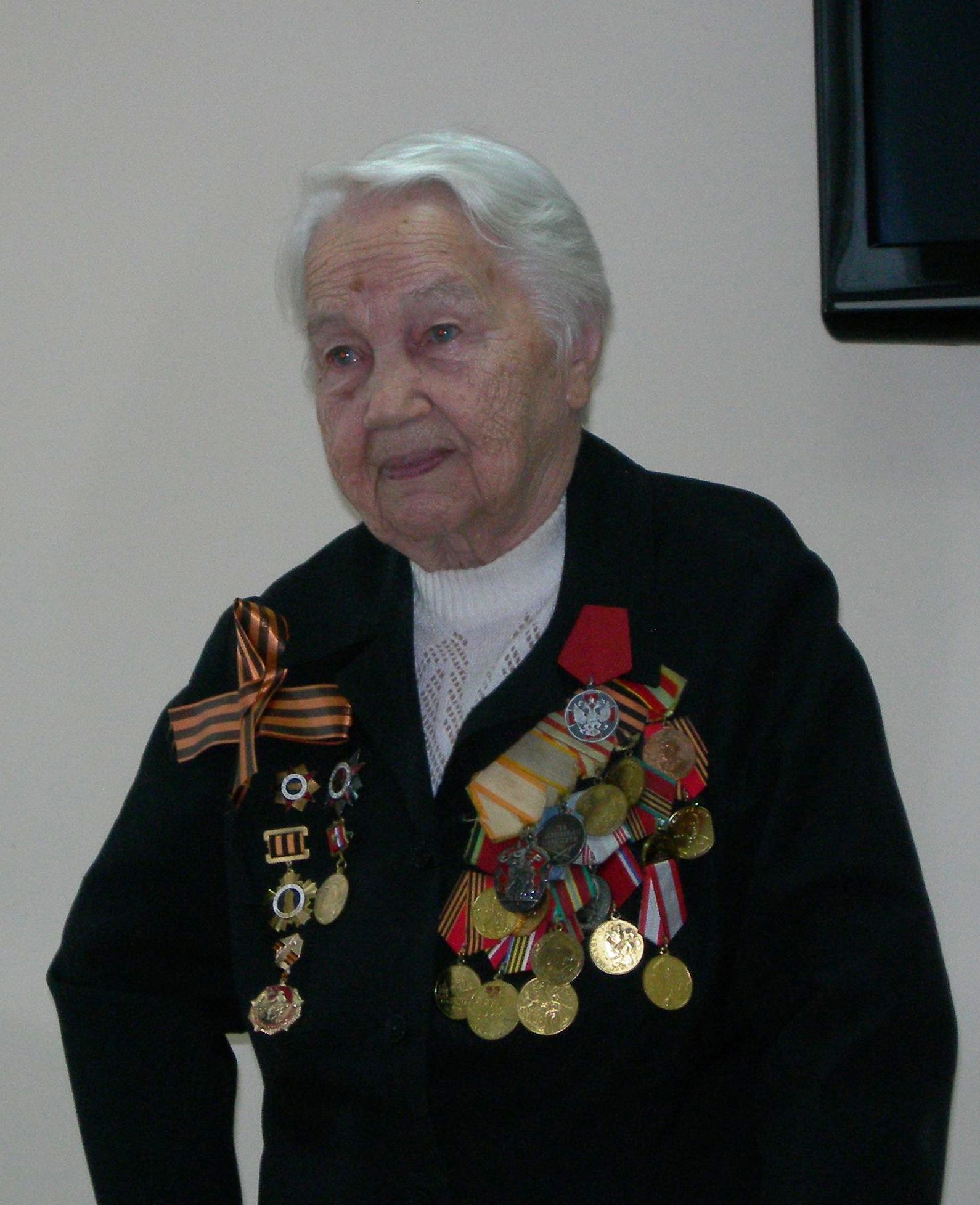 Коллектив Управления ПФР в г.Йошкар-Оле поздравил участницу Курской битвы и боев под Москвой Раису Степановну Иванченко с Днем Победы