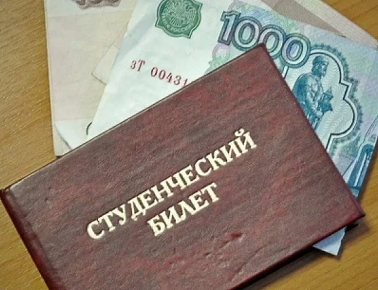 Зачисленным на очное отделение студентам, получающим пенсию по потере кормильца, необходимо предоставить в Пенсионный фонд справку из учебного заведения