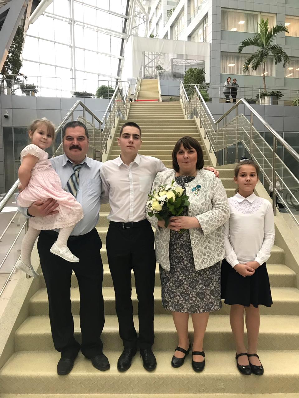 Работает в ПФР, награждена Почетным знаком «Материнская слава» 