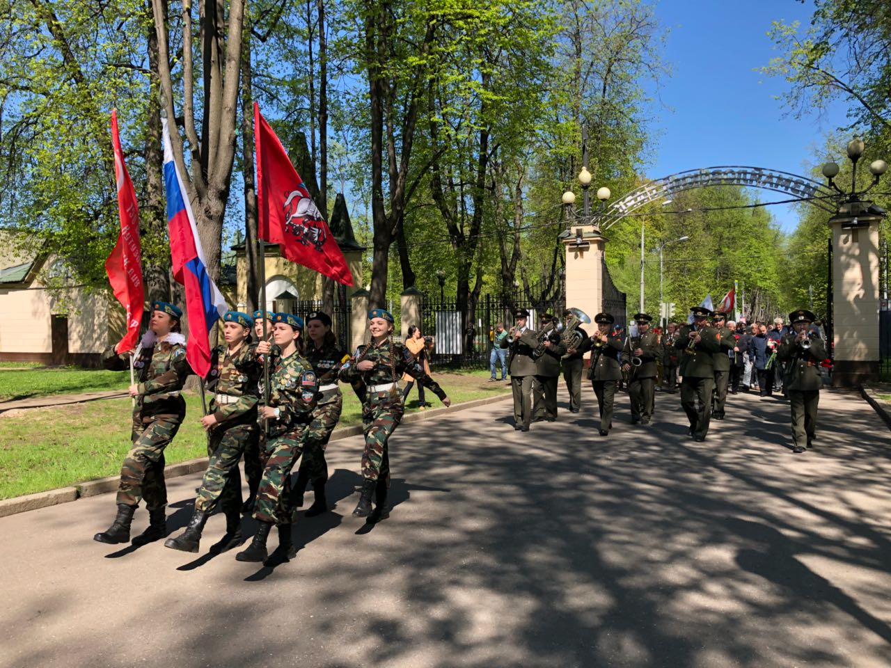 В Москве проходят торжественные мероприятия в честь Дня Победы. В Восточном округе столицы представители Пенсионного фонда России возложили цветы к Вечному огню