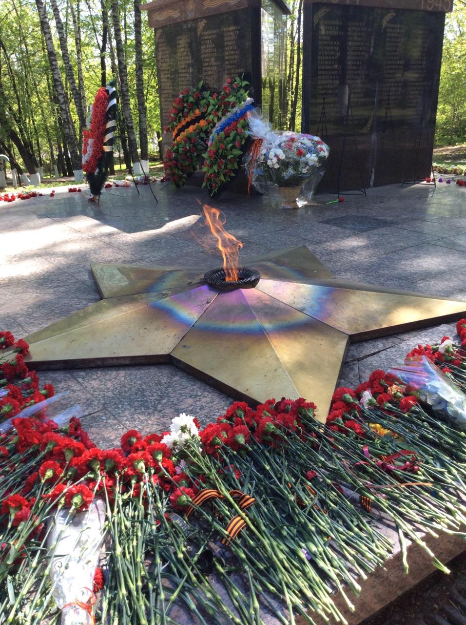 В Красногорске сотрудники Главного управления ПФР № 9 возложили цветы на Мемориальном комплексе Победы 