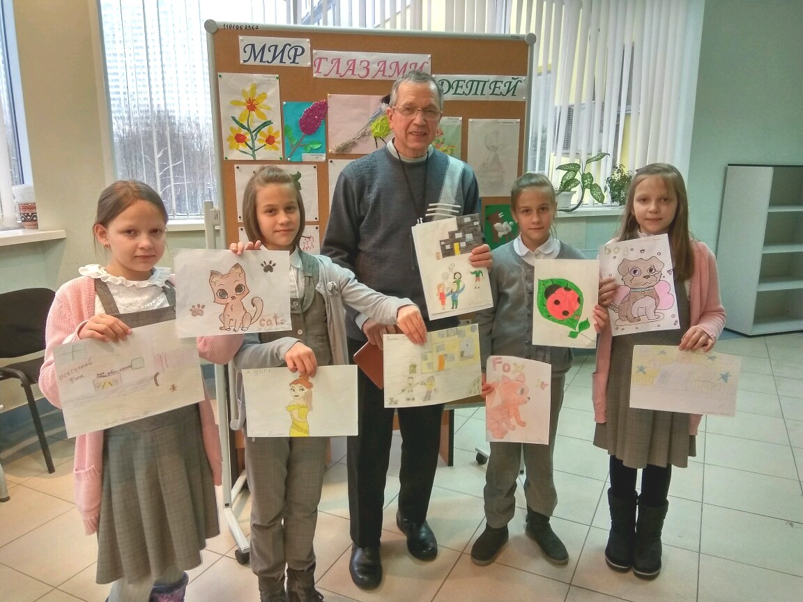 В Химках в управлении Пенсионного фонда дети рисуют и учатся английскому