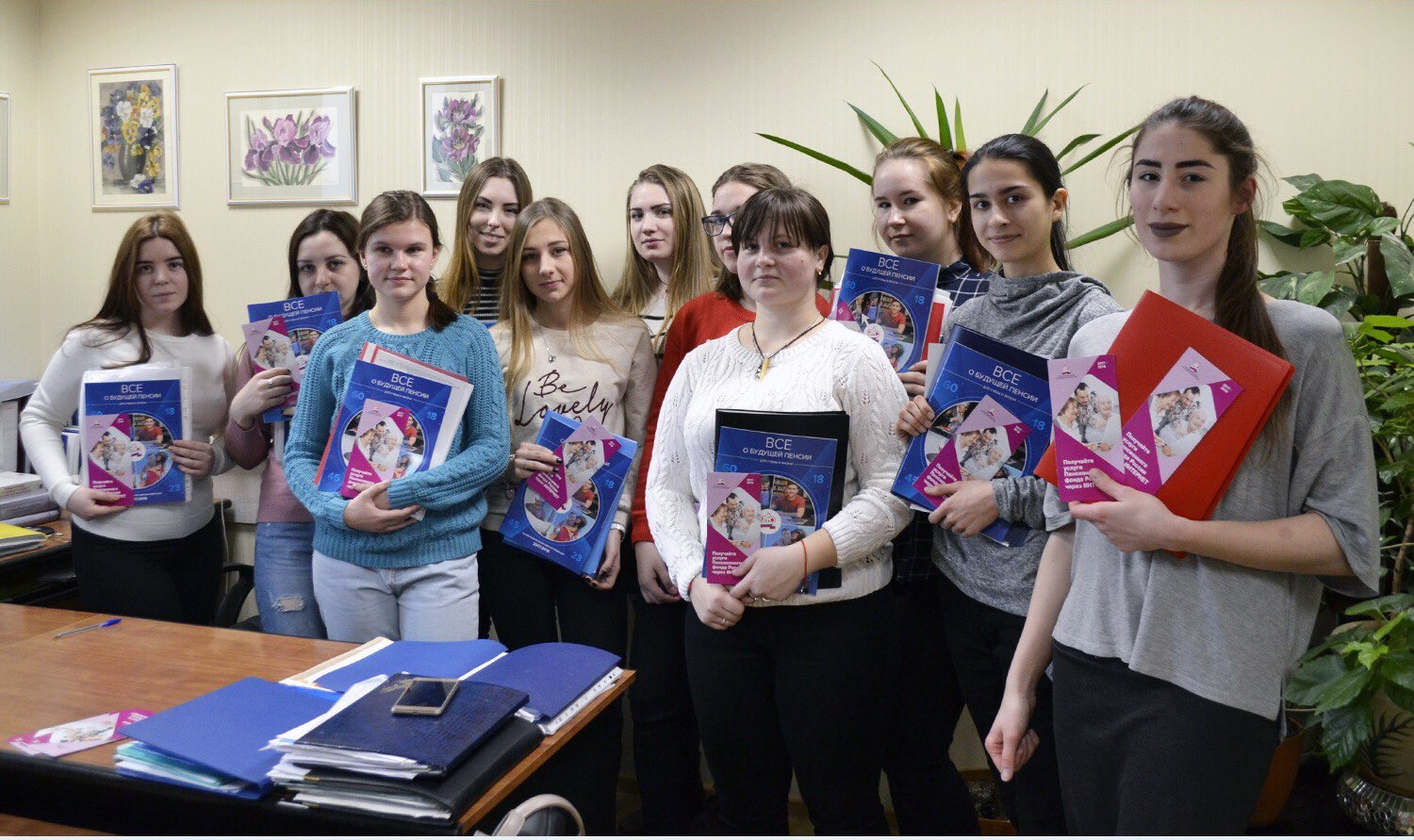 В Международный день книгодарения сотрудники Главного управления ПФР №10 подарили студентам Московского промышленно-экономического колледжа красочные учебные издания ПФР