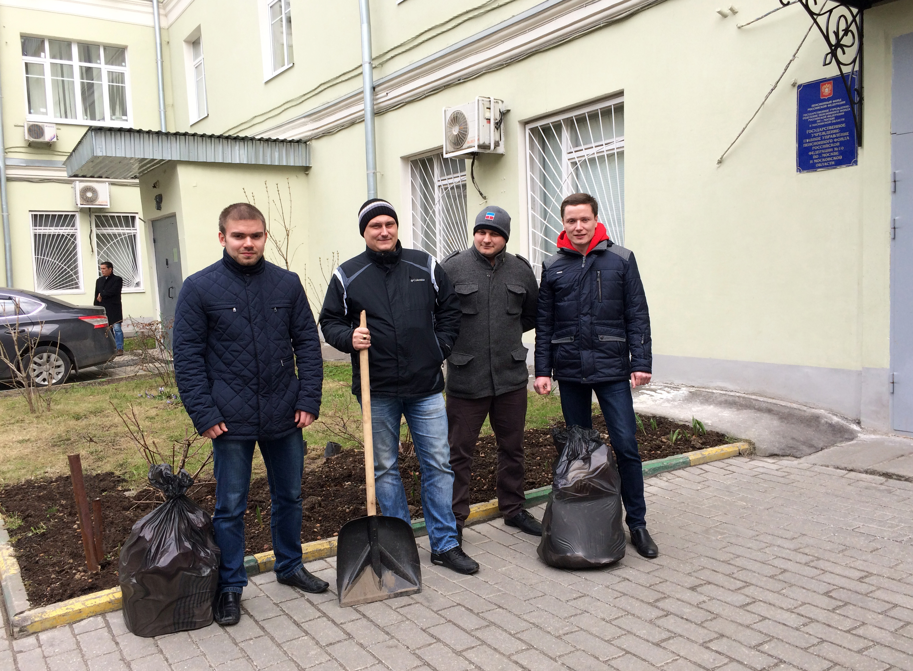 Сотрудники Главного управления ПФР №10 провели субботник на Тверском бульваре