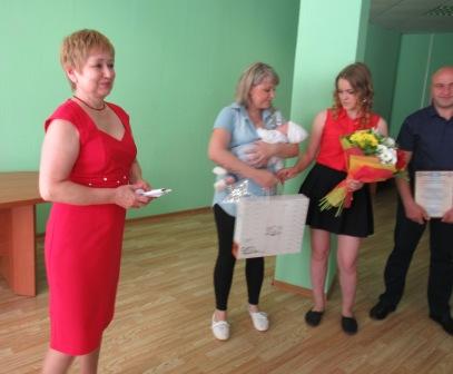 В Орехово-Зуево вручили 10-тысячный государственный сертификат на материнский капитал