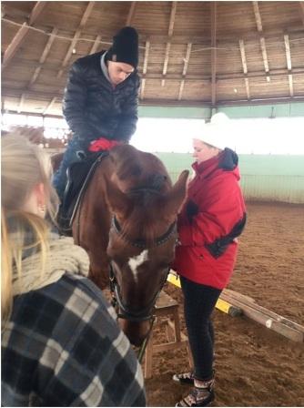 Руководитель Клиентской службы ПФР в САО Москвы Юлия  Пермская учит детей-инвалидов верховой езде 
