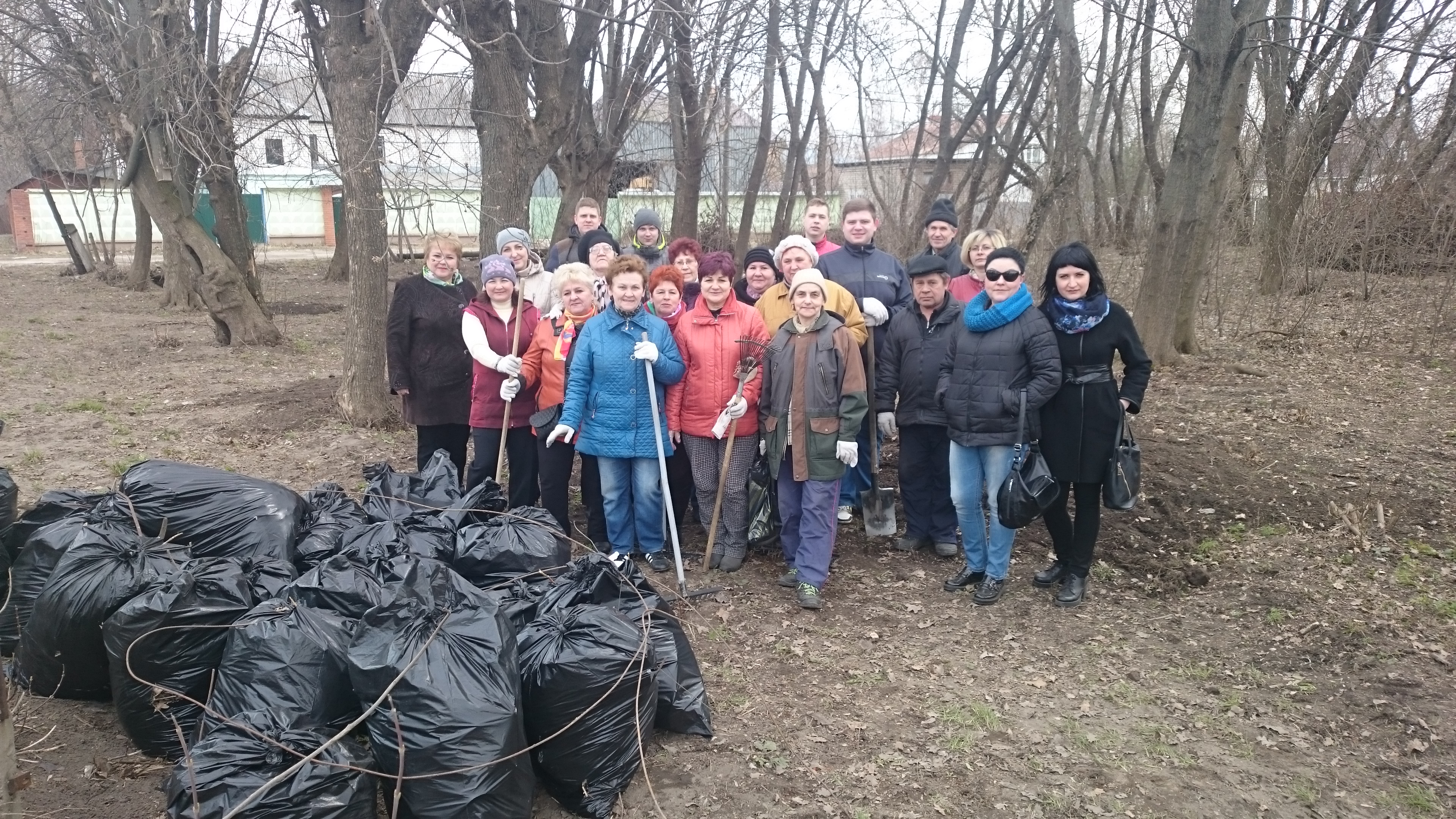 В Орехово-Зуево на общегородском субботнике сотрудники Управления ПФР убирали зеленую зону от улицы Лапина до улицы Горького  
