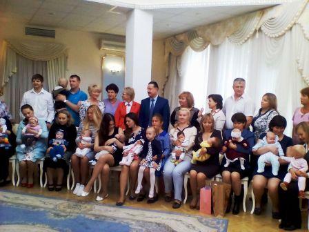 В канун юбилея подмосковного Красногорска маме троих детей  вручен 7500-й сертификат на материнский капитал