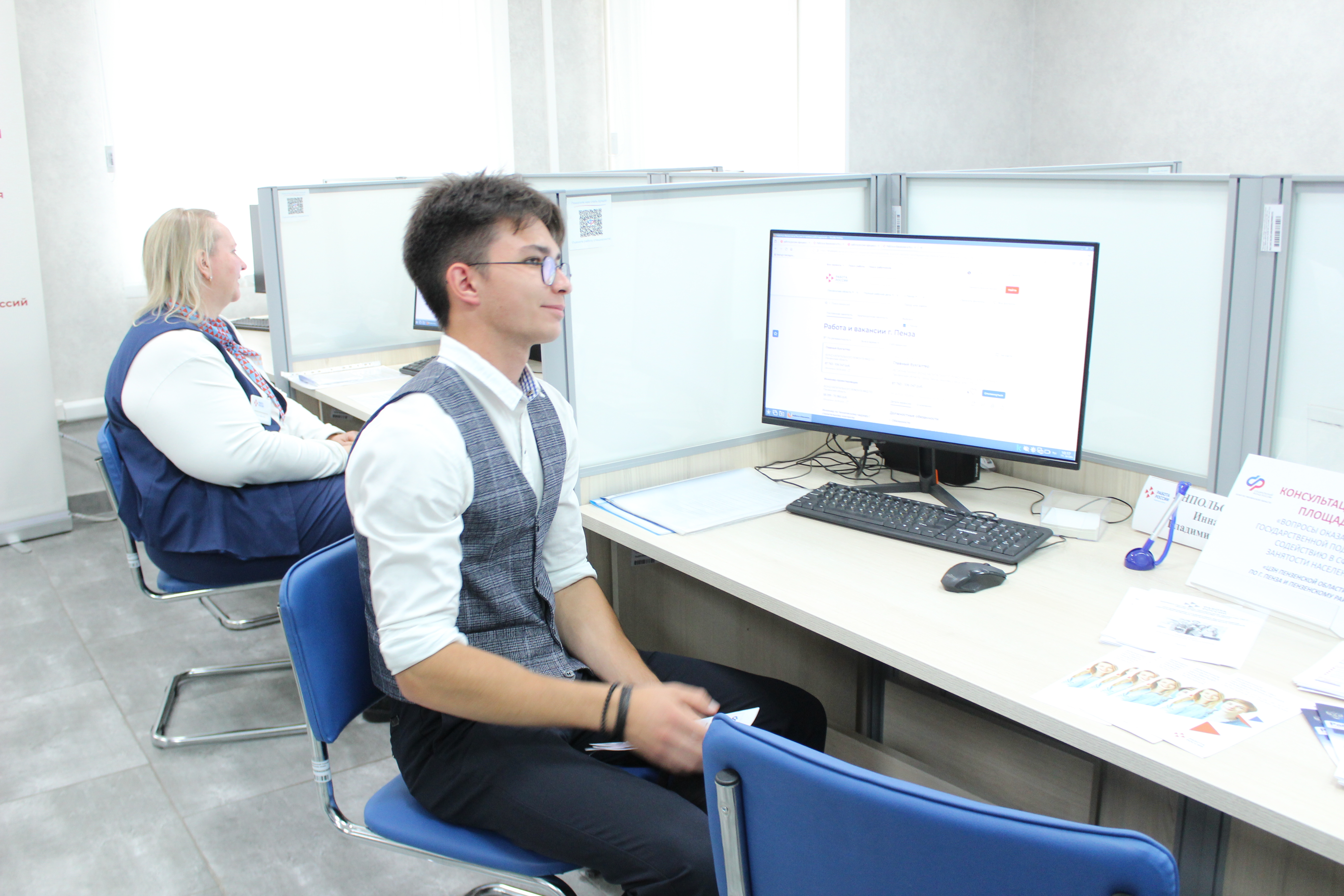 Работники Клиентских служб СФР помогают с подключением цифрового удостоверения в MAX