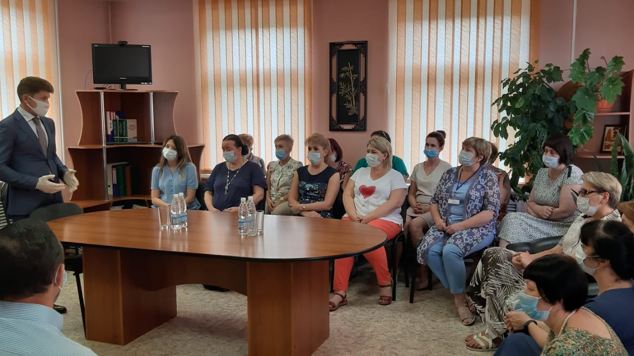 Губернатор Приморского края Олег Кожемяко  вручил Благодарности сотрудникам УПФР по Артемовскому ГО 