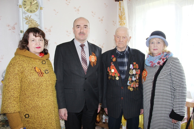 В Стругокрасненском районе  ветеранов поздравили с наступающим Днем Победы