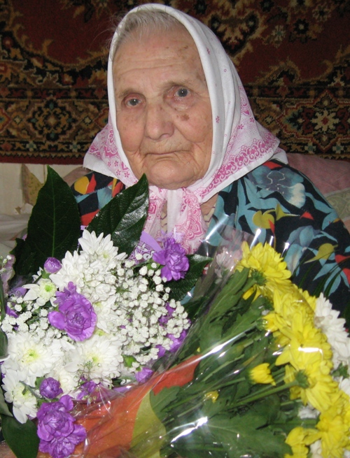 В Себежском районе сотрудники Управления ПФР поздравили землячку с 90-летним юбилеем