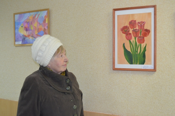 Юные художники поздравили с праздником сотрудниц и посетителей Управления ПФР в Новосокольническом районе  