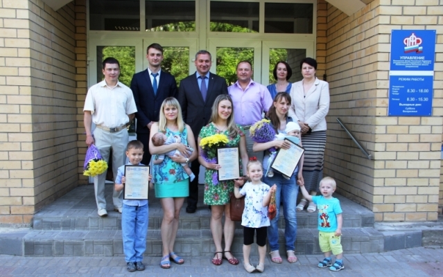 В День защиты детей Иван Цецерский вручил псковским семьям сертификаты на материнский капитал