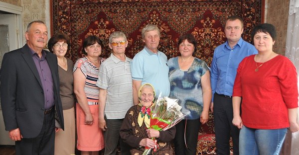 В Островском районе труженицу тыла поздравили с 90-летним юбилеем и вручили поздравительную телеграмму Президента