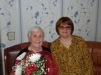 Сотрудники Управления ПФР по г. Великие Луки и Великолукскому району поздравили ветерана труда с юбилейной датой