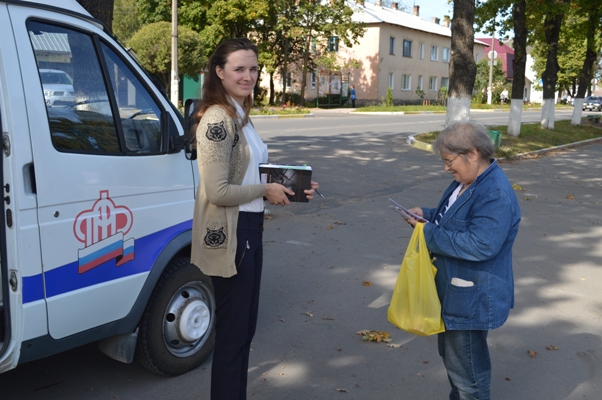 Мобильная клиентская служба побывала в посёлке «Идрица» Себежского района