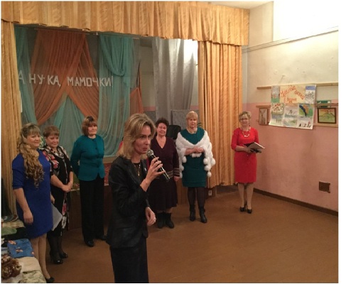 В Пушкиногорском районе управляющий Наталья  Мельникова провела прием граждан и поздравила женщин с Днем Матери