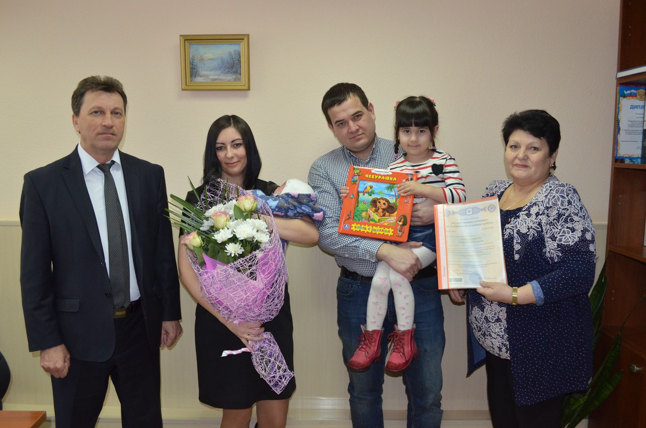 В Новосокольническом районе торжественно вручили сертификат на материнский капитал в канун Международного женского праздника