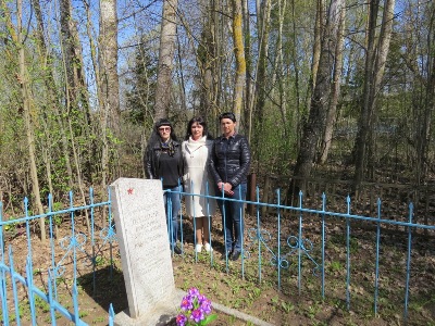 Сотрудники Управления ПФР в Невельском районе посетили подшефное захоронение и почтили память погибших 