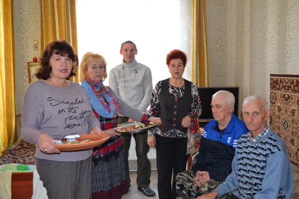 Начальник УПФР в Стругокрасненском районе поздравила с праздником жителей Новосельского дома- интерната 