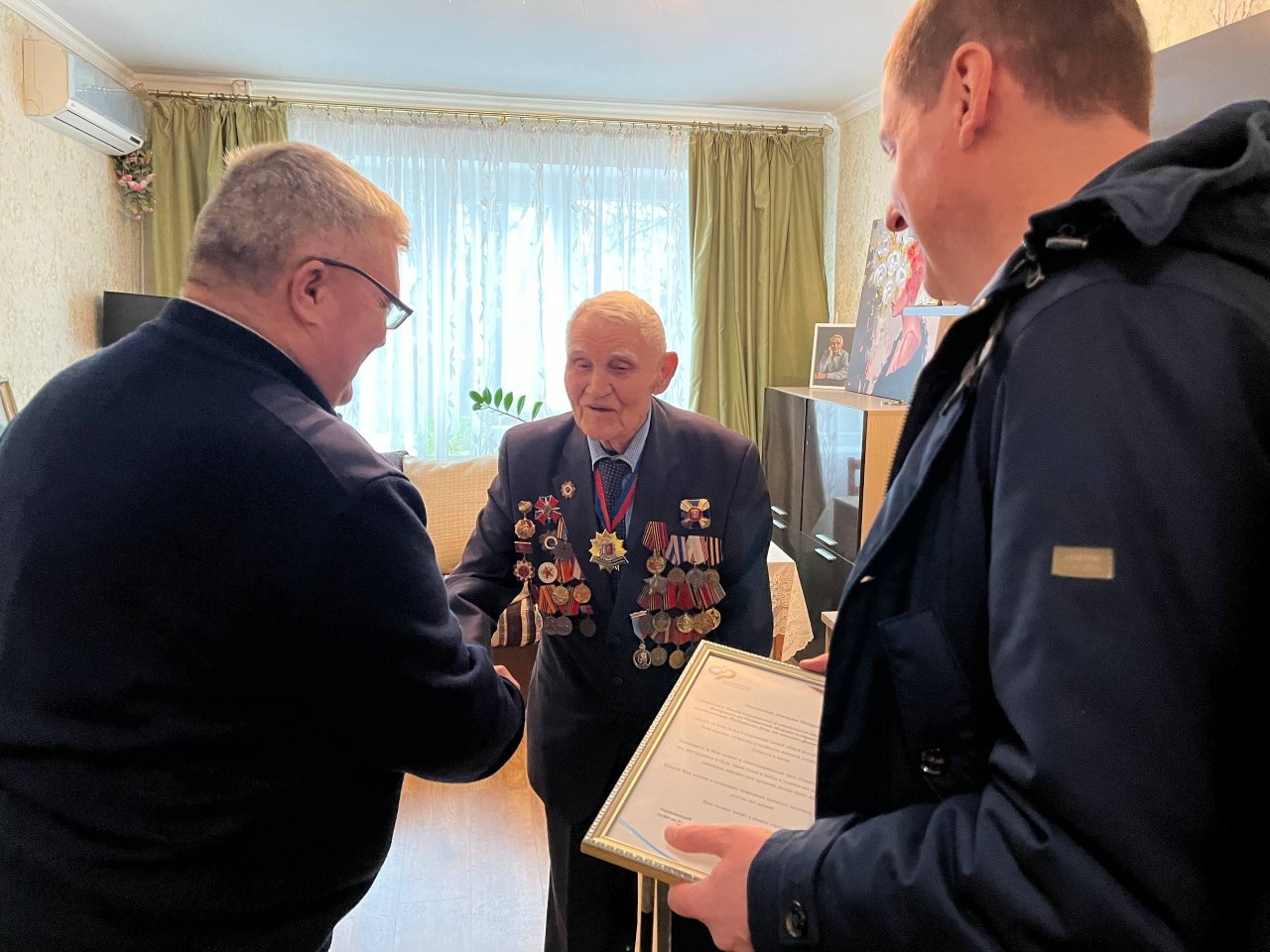 Сотрудники ОСФР по Ростовской области поздравили ветерана Великой Отечественной войны с годовщиной освобождения Ростова-на-Дону от немецко-фашистских захватчиков 
