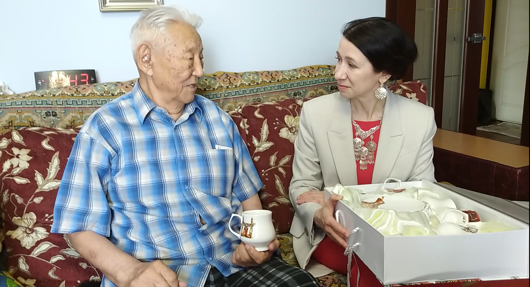 Управляющий ОСФР по РС(Я)  встретилась с участником Великой Отечественной войны Кириллом Павловым