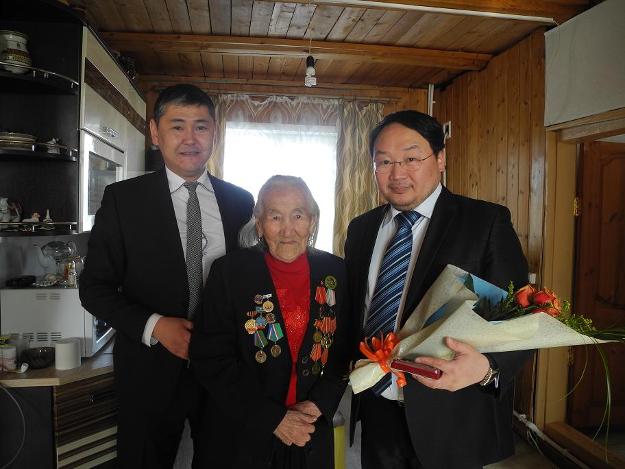 Георгий Степанов вручил юбилейную медаль 70 лет Победы 90-летней жительнице города Покровска