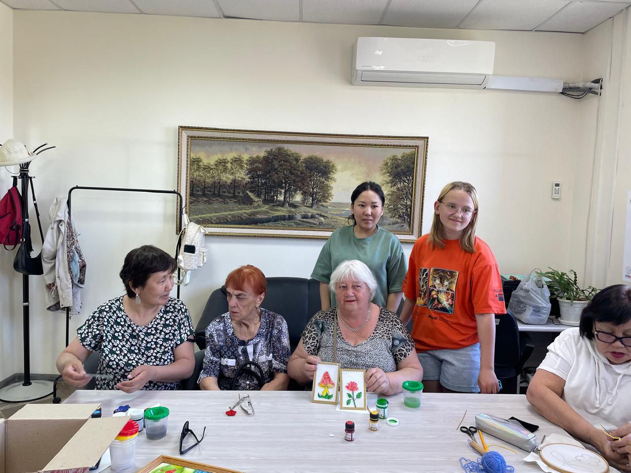 Мастер-класс по бисероплетению и День внука: как якутские пенсионеры проводят время в Центрах общения старшего поколения
