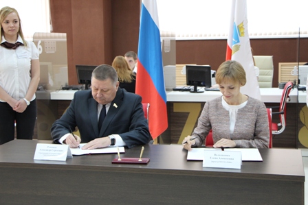 Торжественное подписание дополнительного соглашения между Отделением ПФР по Саратовской области и Многофункциональным центром