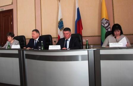 Семьям с детьми – поддержку, старшему поколению - заботу