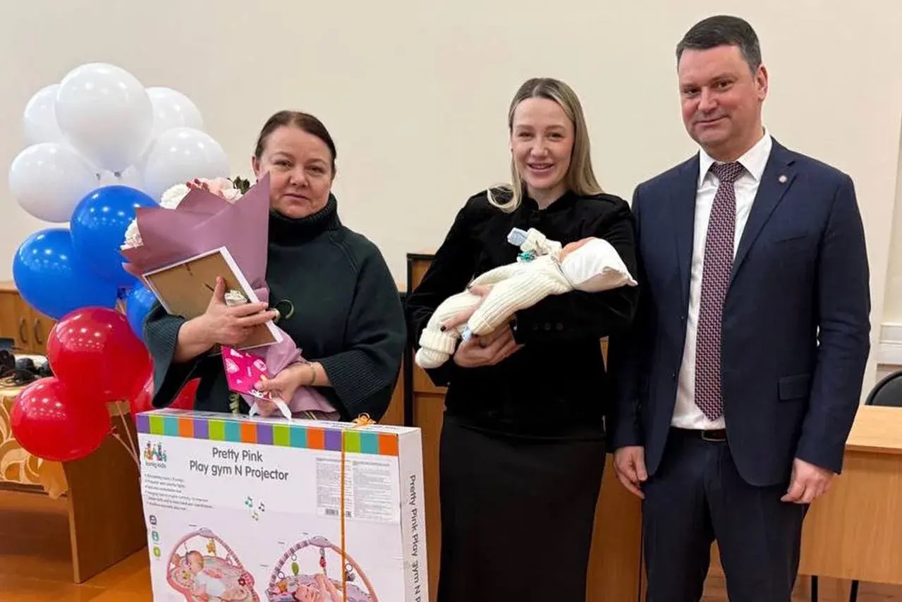 Председатель СФР Сергей Чирков поздравил 80-тысячных владельцев материнского капитала