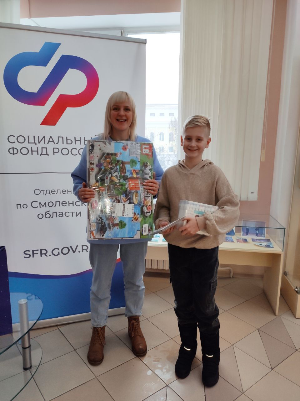 Управляющий Отделением СФР по Смоленской области Наталия Грищенко исполнила новогодние мечты пятерых юных жителей региона