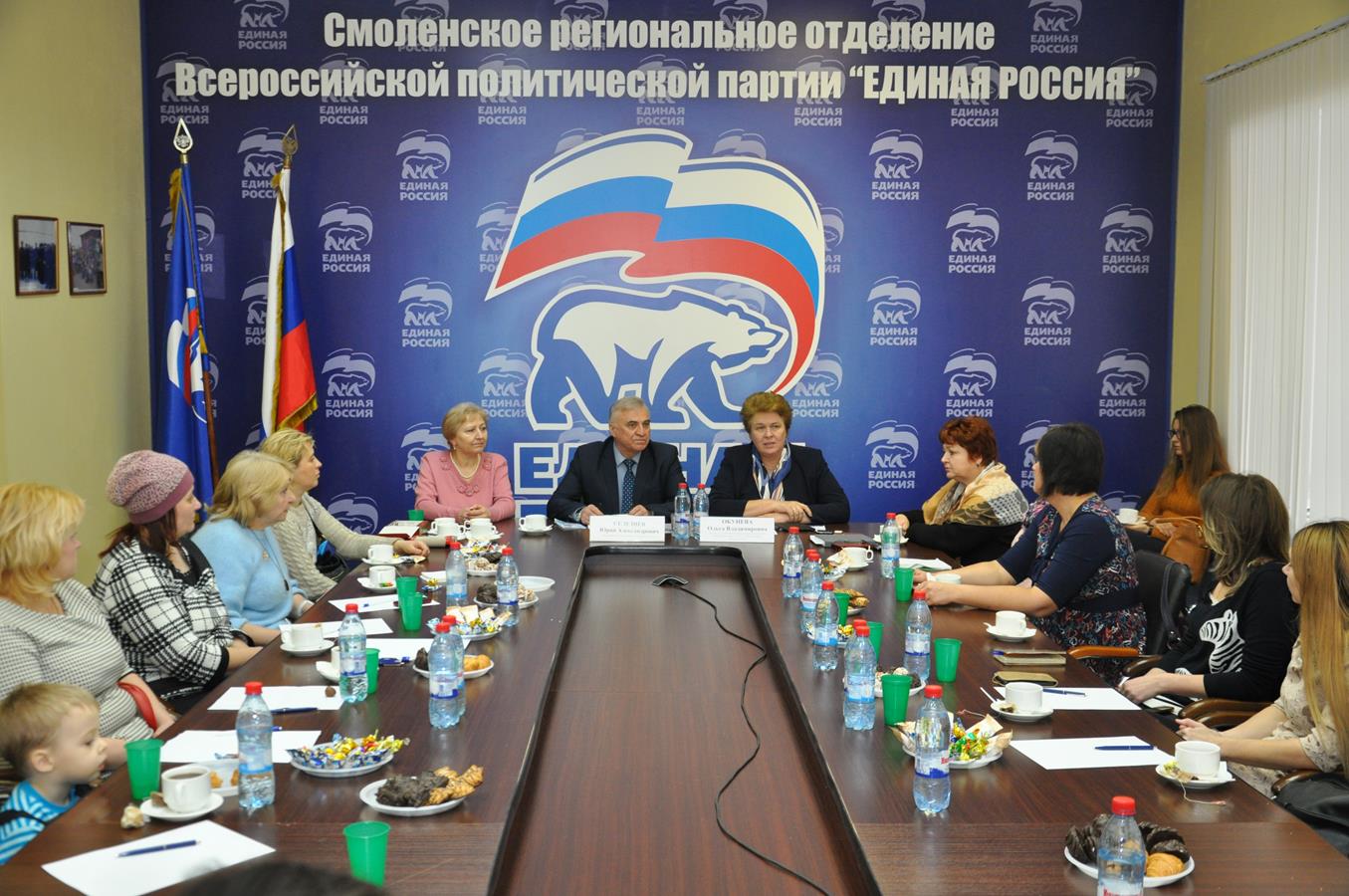 В приемной партии «Единая Россия» разъясняли реализацию демографических Инициатив президента.