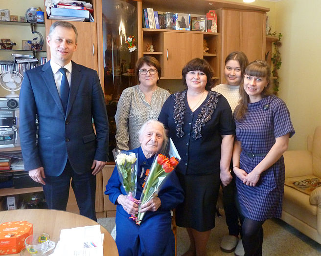 В Октябрьском районе пенсионерка отметила 100-летний юбилей