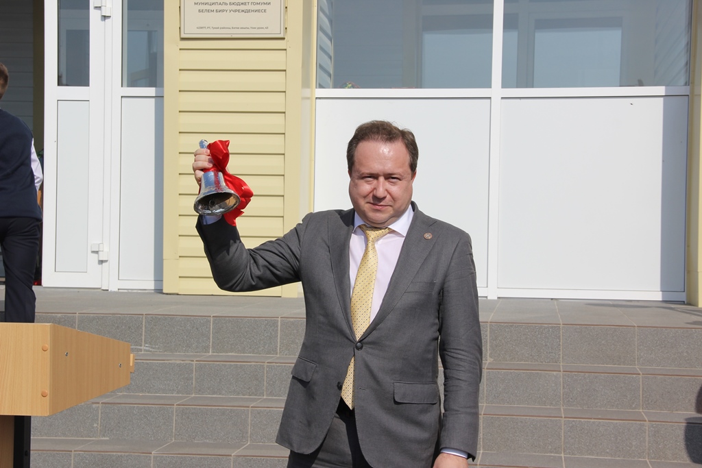 Эдуард Вафин вместе с главой Тукаевского района  дали первый звонок в обновленной школе (Видео)