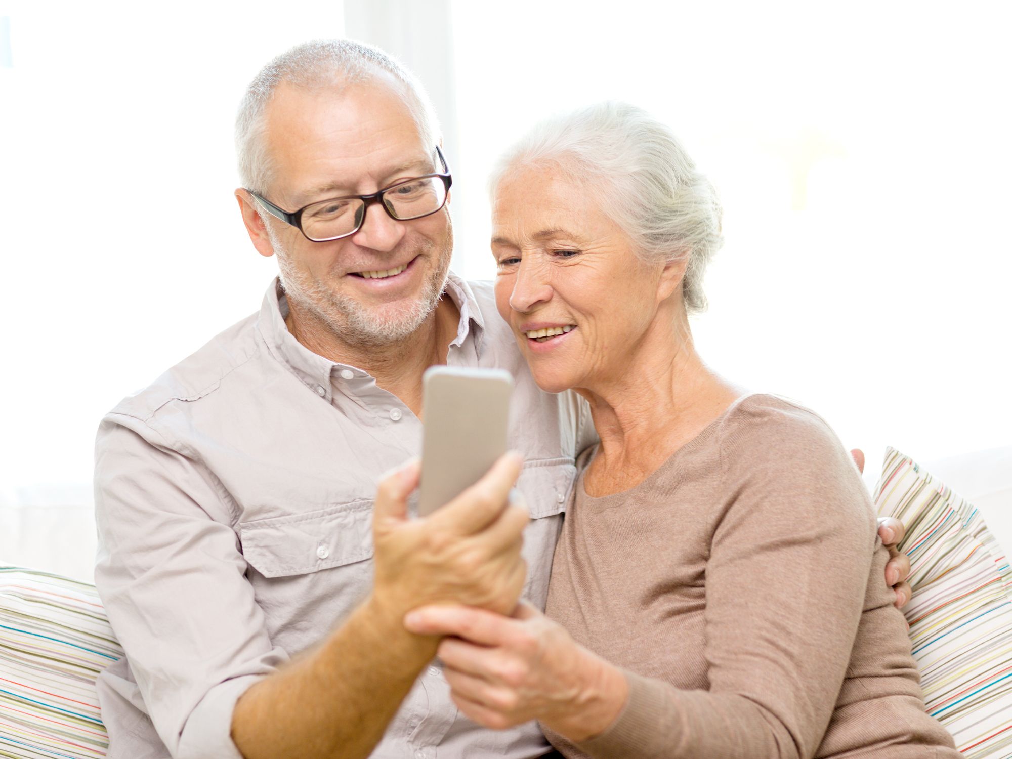 Смартфон для пенсионеров 2024. Смартфон для пенсионеров. Бабушка со смартфоном. Старик со смартфоном. Гаджеты для пенсионеров.