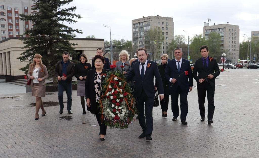 Сотрудники татарстанского Пенсионного Фонда возложили венок у вечного огня