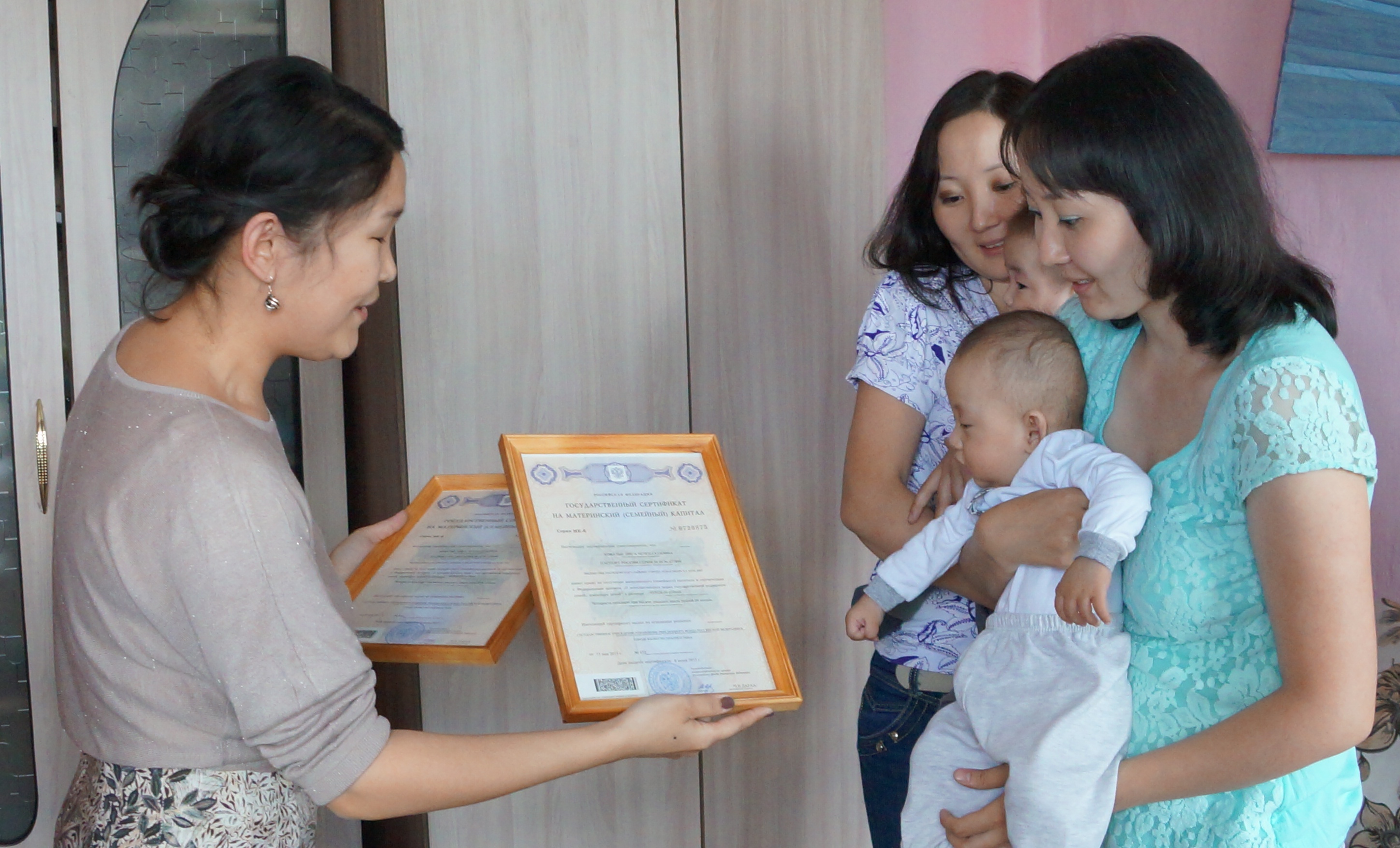 В Кызыле вручен 10-тысячный сертификат на материнский (семейный) капитал
