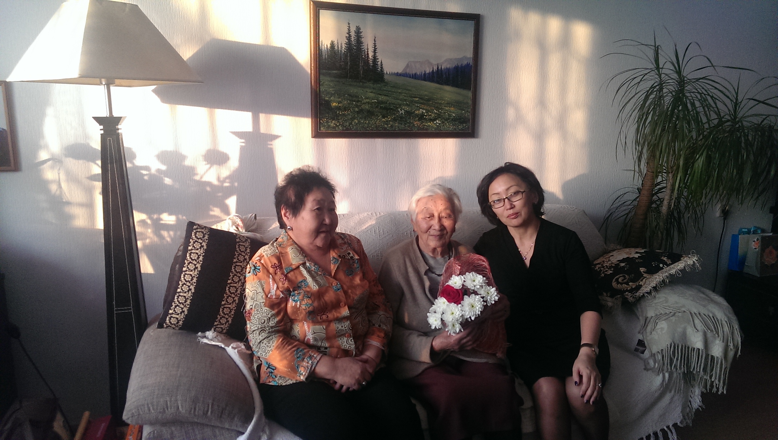 Сотрудники УПФР в г. Кызыле поздравили с 90-летием ветерана социального и пенсионного обеспечения Зою Аракчаа