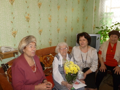 Компенсационная и ежемесячная выплаты по уходу будут включаться в стаж