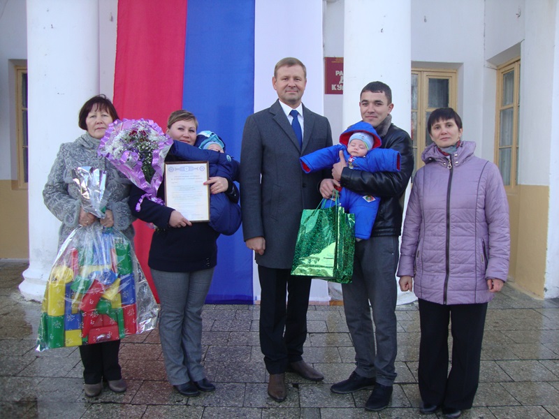 В День народного единства жительнице Сенгилеевского района вручили юбилейный сертификат на материнский капитал