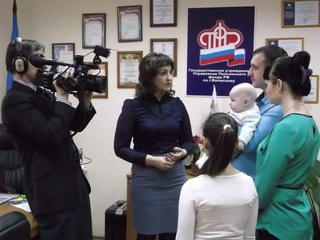 В Волжском вручен 12-тысячный сертификат на материнский капитал