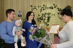 Торжественное вручение сертификата на материнский капитал