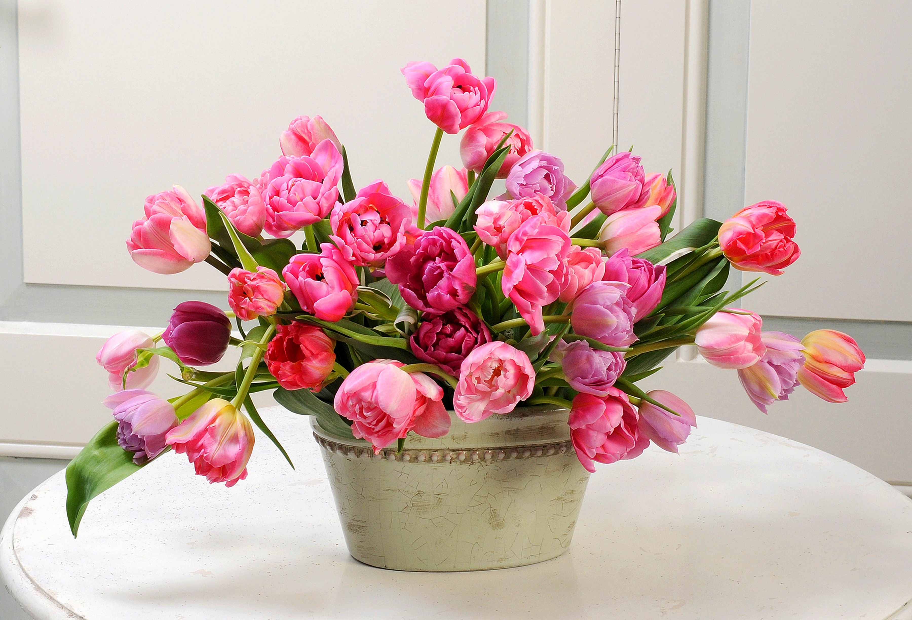 Розы и тюльпаны в одной вазе